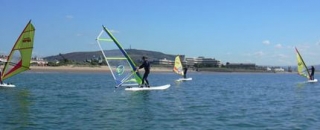  Clases de windsurf en el agua